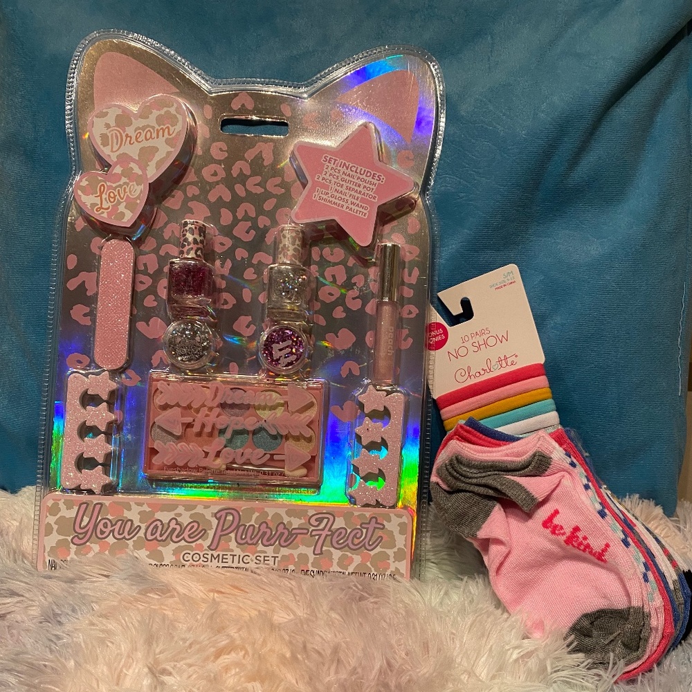 Girls cosmetic set w/ socks